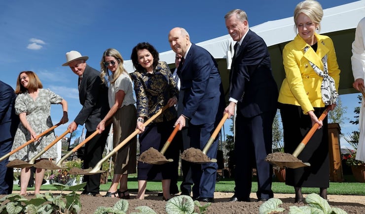President Russell M. Nelson and his wife, Sister Wendy W. Nelson; and Elder Kevin R. Duncan and his wife, Nancy, are joined by residents in turning over the soil at the groundbreaking of the Heber Valley Utah Temple ceremony on Saturday, Oct. 8, 2022.