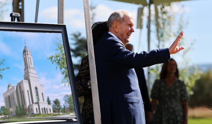 President Russell M. Nelson of The Church of Jesus Christ of Latter-day Saints waves to the residents as he and Sister Wendy W. Nelson arrive for the groundbreaking of the Heber Valley Utah Temple on Saturday, Oct. 8, 2022.